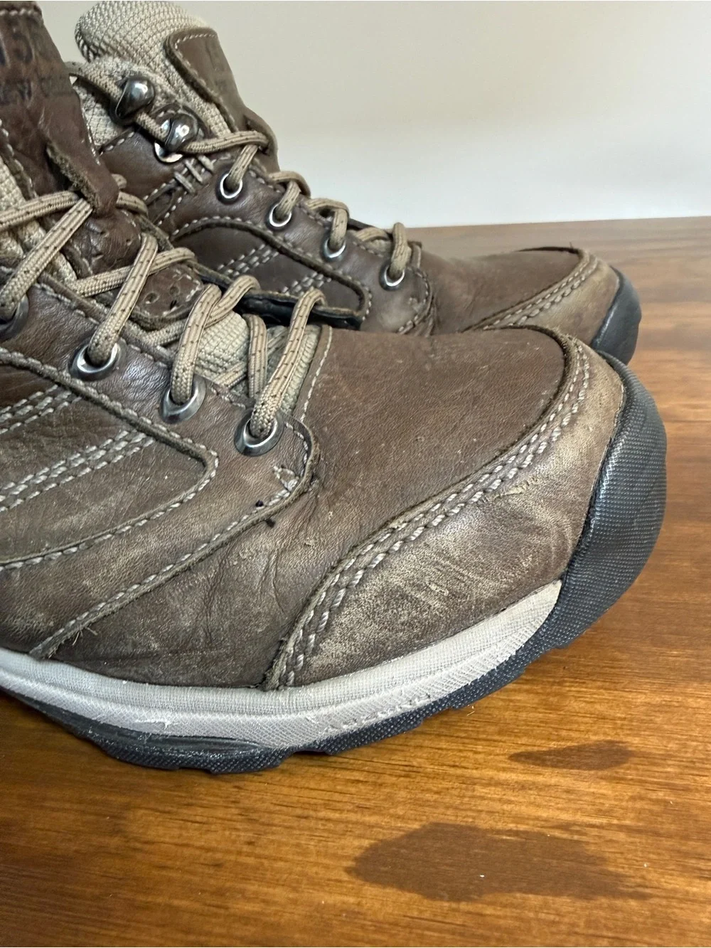 Women’s 7.5 New Balance GORETEX Hiking Shoes, Brown Waterproof